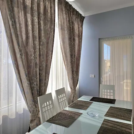 Sunny - 215 Apartment