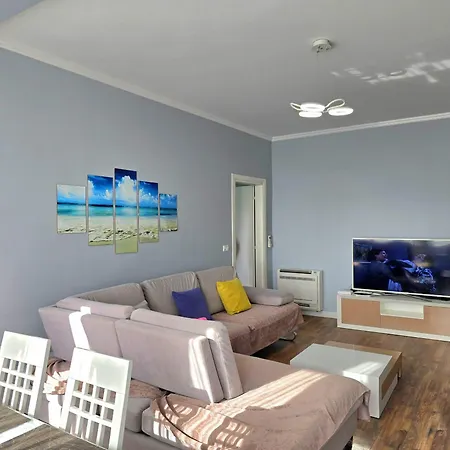 Sunny - 215 Apartment
